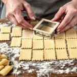 Biscotti a forma di rombo ritagliati da impasto al miele.