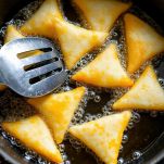 Nachos in frittura in padella con olio caldo.