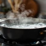Orecchiette in cottura in pentola d’acqua salata.
