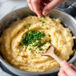 Prezzemolo tritato aggiunto a composto di farina di ceci.