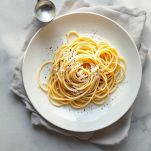 Piatto di spaghetti alla cacio e pepe serviti a nido.