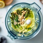 Crema verde di asparagi nel frullatore.