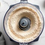 Mandorle tritate finemente in mixer.