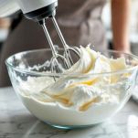 Ciotola con albumi montati a neve ferma.