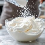 Zucchero versato negli albumi montati mentre si monta.