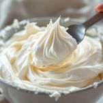 Amido e vaniglia aggiunti al composto di albumi.