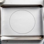 Cerchio di 26 cm sulla carta forno sistemata sulla teglia.