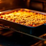 Pirofila di peperoni che cuoce in forno a 180 gradi.