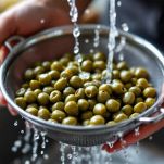 Capperi sciacquati e scolati in un colino.