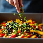 Peperoni con olive, capperi e trito aromatico.