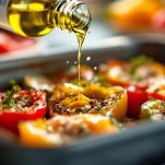 Condimento con olio e aromi versato sui peperoni.