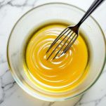 Ciotola con emulsione di vino, olio e limone.