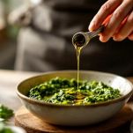 Olio versato nel pesto per migliorarne la consistenza.