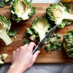 Spicchi di carciofo immersi in acqua con limone.