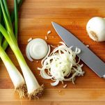 Cipollotti puliti e pronti per la preparazione.