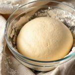 Impasto che lievita coperto in ciotola.