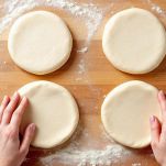 Dischi di impasto stesi manualmente.