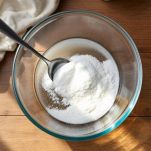 Ciotola con lievito sciolto in acqua tiepida e zucchero.