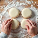 Dischi di impasto stesi sul piano di lavoro.