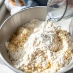 Ciotola con farina, lievito e acqua mescolati.