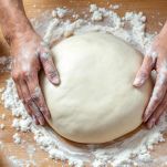 Impasto liscio e morbido sul piano infarinato.