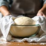 Impasto che cresce in ciotola oliata.