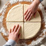 Dischi di impasto modellati manualmente.