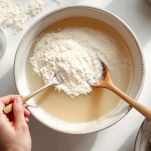 Ciotola con lievito sciolto e farina mescolati.