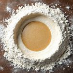 Fontana di farina con lievitino nella cavità.