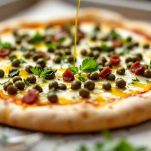 Pizza con acciughe, capperi e origano pronta per la cottura.