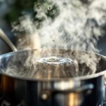 Acqua e olio che bollono in una pentola capiente.