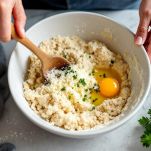 Impasto per polpette mescolato in ciotola.