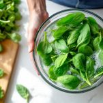 Borragine tritata su tagliere dopo il lavaggio.