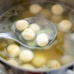 Polpette immerse e cotte nel brodo caldo.
