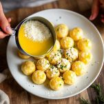 Polpette condite con burro e formaggio.