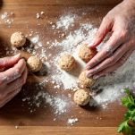 Polpette infarinate pronte per la frittura.