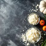 Ingredienti vari ordinati sul piano di lavoro.