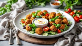 Polpettine di lenticchie dorate servite con foglie di basilico