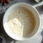 Ciotola con acqua, lievito e impasto iniziale.