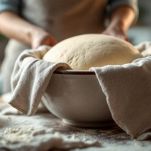 Impasto che lievita in ciotola coperta.