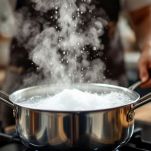 Acqua e bicarbonato che bollono in casseruola.