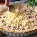 Ripieno della quiche versato nella sfoglia.