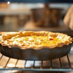 Quiche che cuoce nel forno caldo.