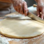 Salsicciotti di impasto tagliati in piccoli pezzi.