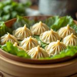 Ravioli cinesi che cuociono al vapore.