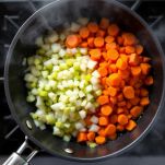 Soffritto di verdure in padella con olio.