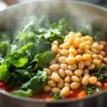 Verdure e fagioli che cuociono lentamente.