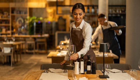 Cameriera sorridente che serve al ristorante