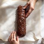 Impasto sagomato in cilindro su carta da forno.