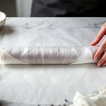 Salame dolce avvolto e posto in frigorifero.